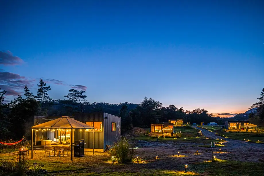 ゴルフコース内に設けられ、大自然に囲まれた環境の珍しいグランピング施設