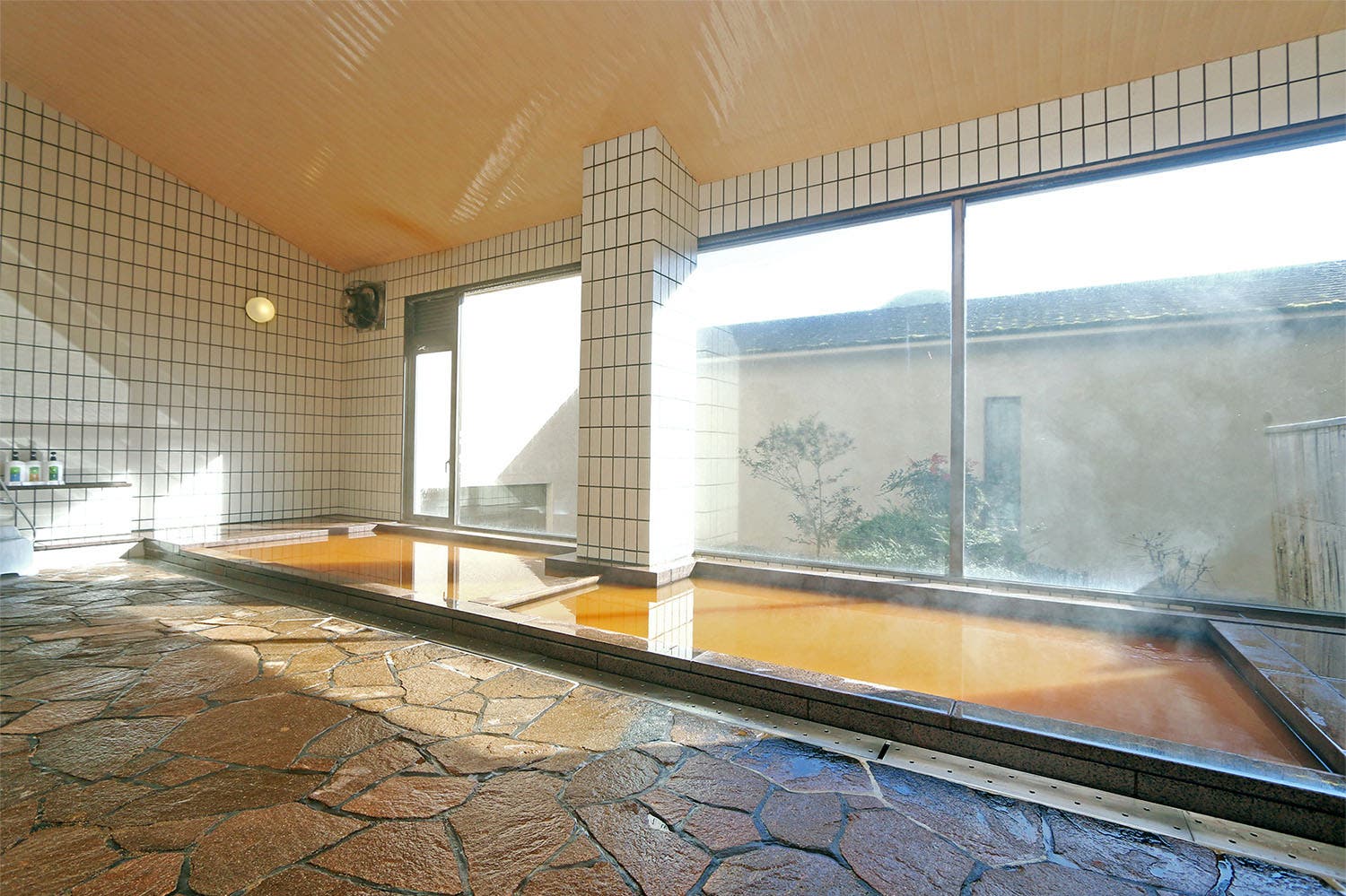 ゆっくりと金泉に浸ってリラックス！癒しの湯を満喫