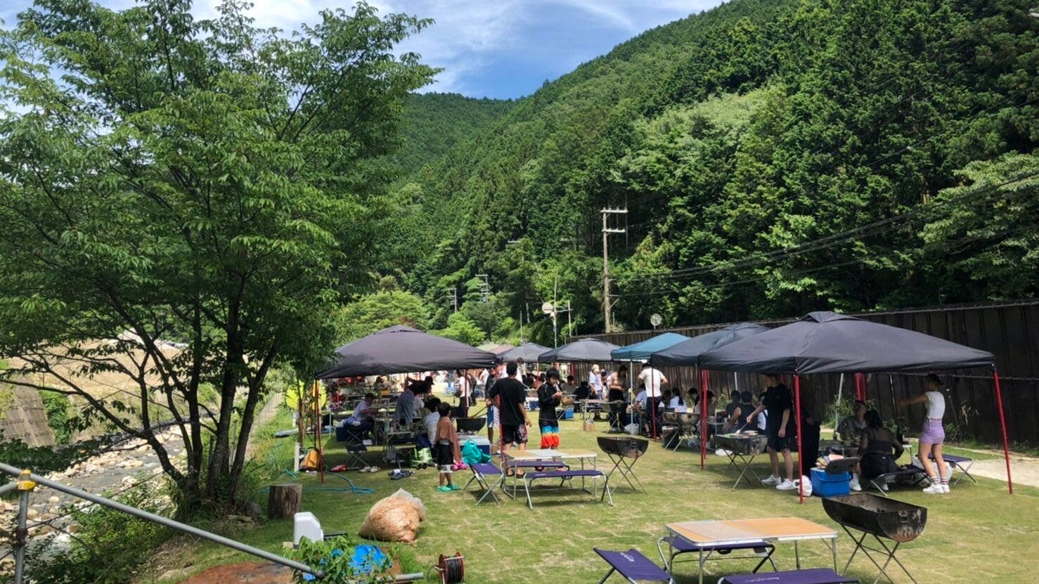 川とBBQキャンプフィールド
