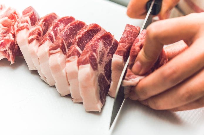 肉を一口サイズに切る