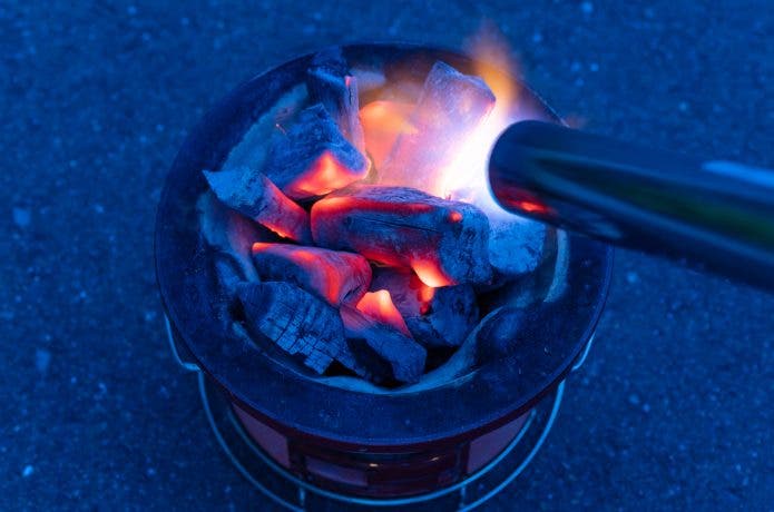 焼きムラ防止！初心者ならバーベキューの炭の足し方をチェックしよう