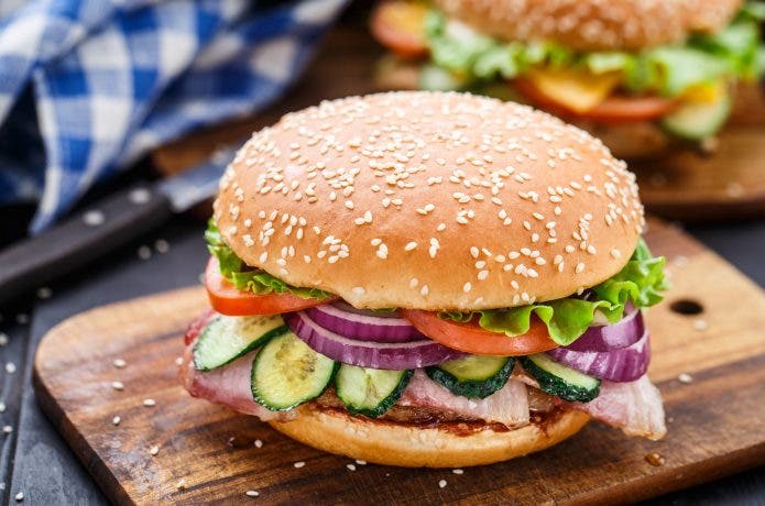 ベーコンと野菜のハンバーガー