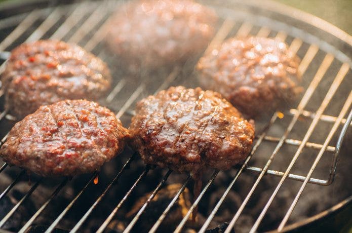 炭火で焼いているハンバーグ