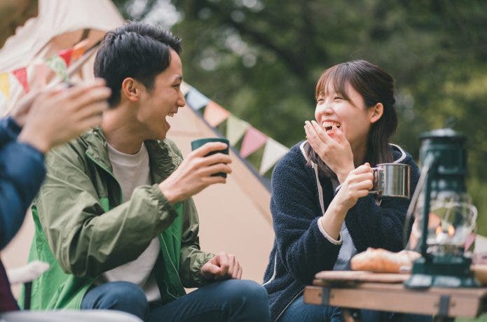 バーベキューで話をする男女
