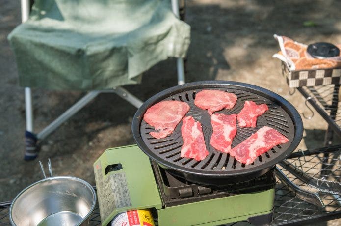 ガスコンロの上で焼肉