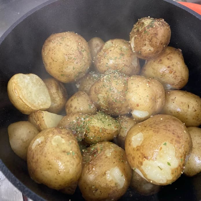「ダッチオーブンで！じゃがいもの香味焼き」が出来上がった様子。