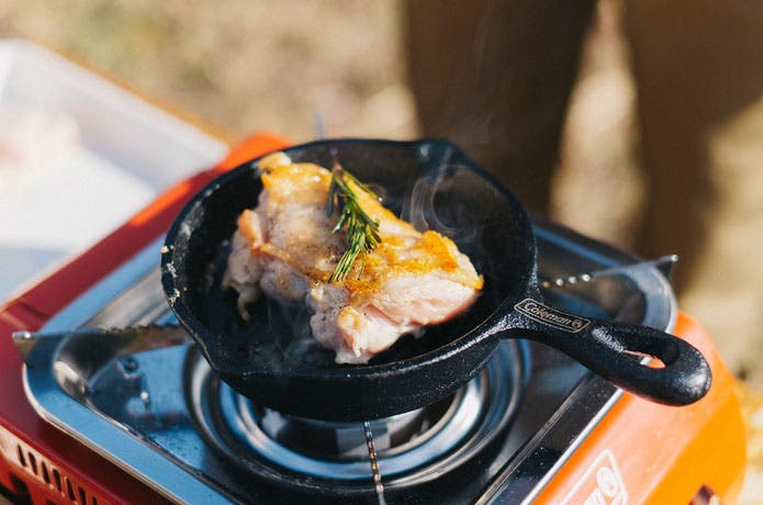 コールマンのスキレットで鶏肉を焼く