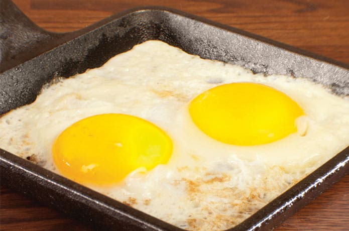 ロッジの四角いスキレットで目玉焼き