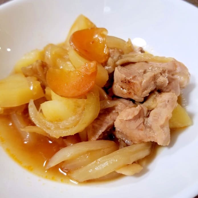 「ダッチオーブンで簡単肉じゃが」が皿に盛り付けられている。