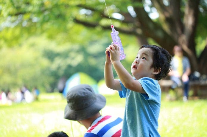 水鉄砲で遊ぶ男の子
