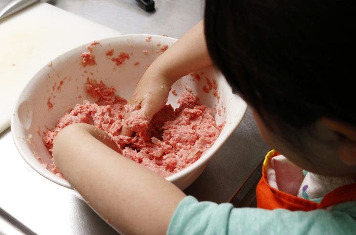 ハンバーグ作りを手伝う子ども