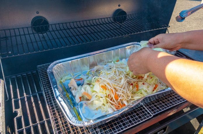 焼きそばプレートで野菜を炒める