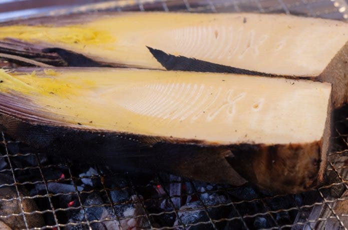 半分に切られて網焼きされるたけのこ