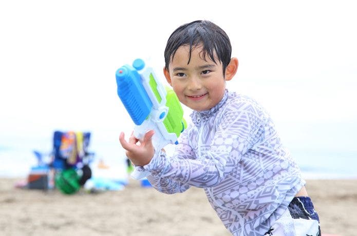 水鉄砲で遊ぶ男の子