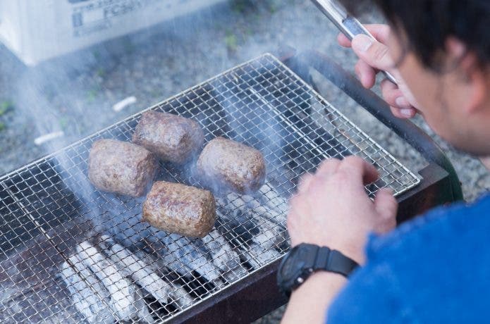 現地でハンバーグを焼く
