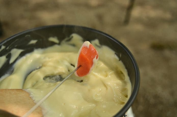 アウトドアでチーズフォンデュ