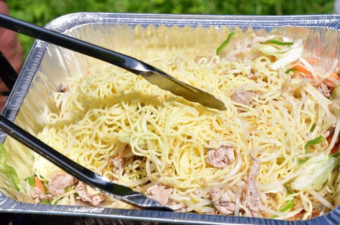 焼きそばプレートで焼きそばを調理