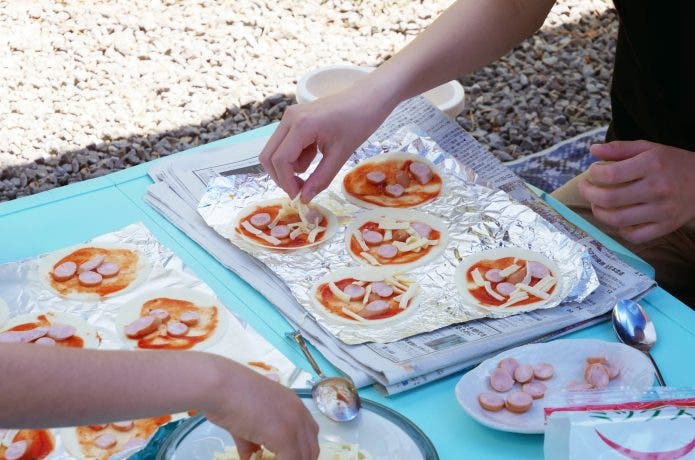 アウトドアで餃子の皮ピザを作る