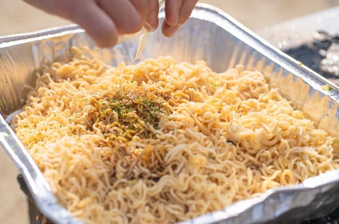 焼きそばにかやくをかける