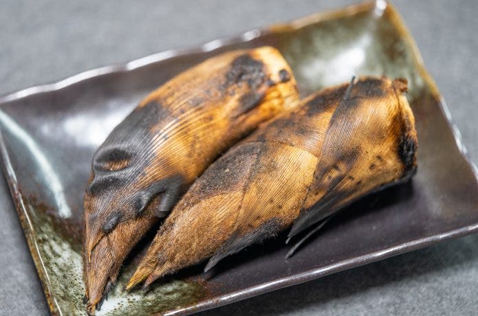 皮ごと丸焼きにしたたけのこ