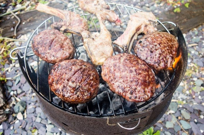 バーベキューでハンバーグ