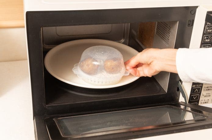 じゃがいもを電子レンジに入れている