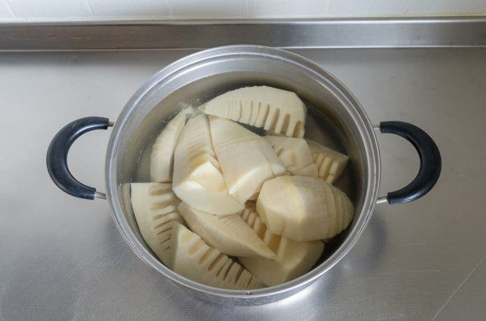 鍋の中に入ったたけのこと水