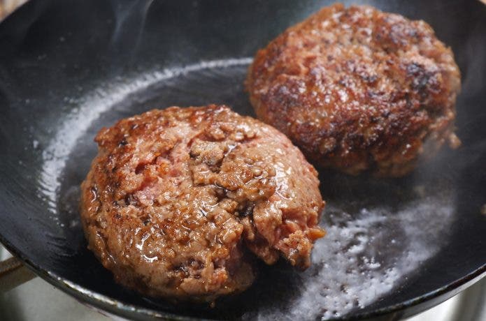 フライパンで焼くハンバーグ