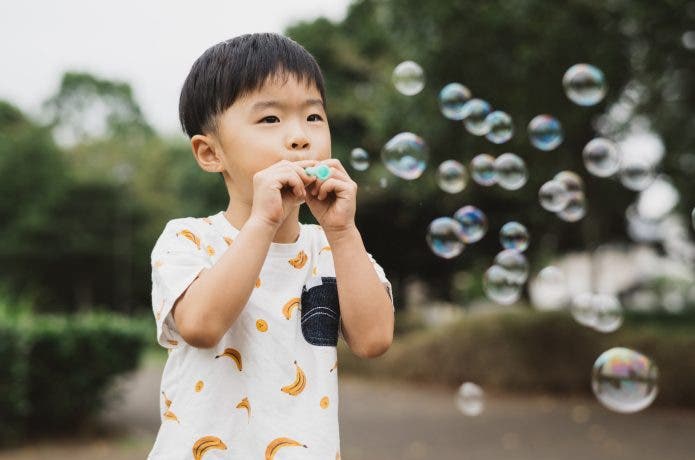 シャボン玉で遊ぶ男の子