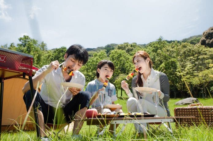 バーベキューをする家族