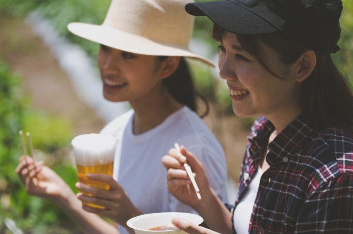 バーベキューを楽しむ女性