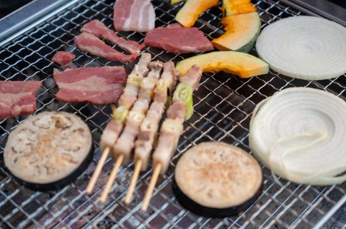 バーベキューで食材を焼く
