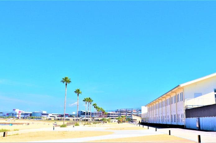 海と浜辺と建物