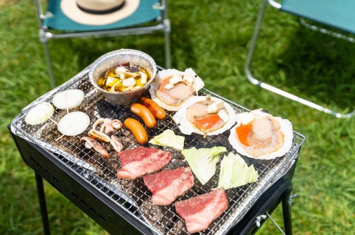 肉や魚介類のバーベキューと椅子
