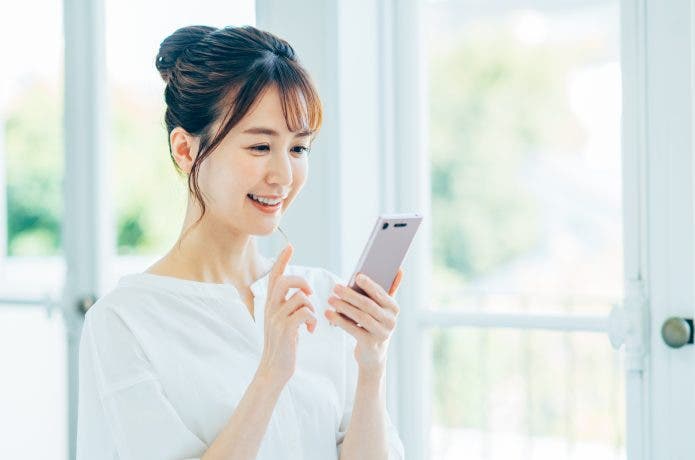 スマホをみている女性