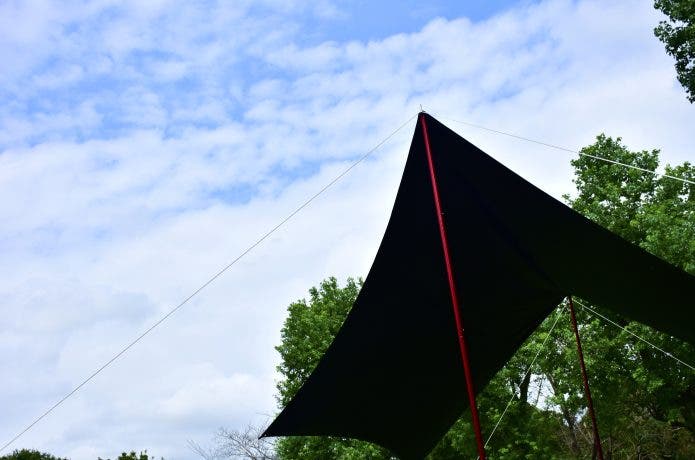 空とキャンプのテント