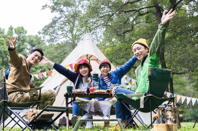 バーベキューを楽しむ4人組