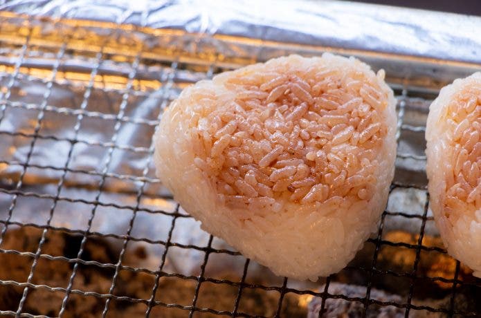 網の上に焼きおにぎり