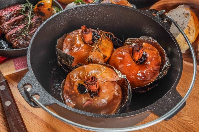 ダッチオーブンに入った焼きリンゴ