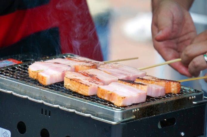 ベーコン串を網焼きする