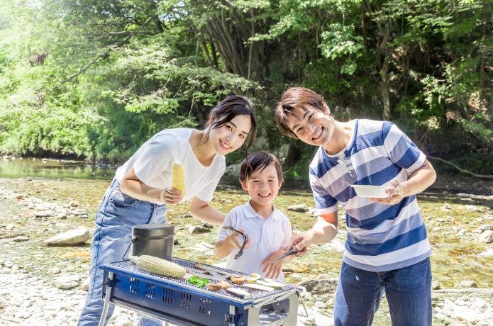 河原で親子バーベキュー