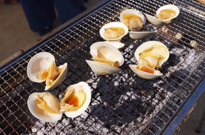 バーベキューで焼いた貝