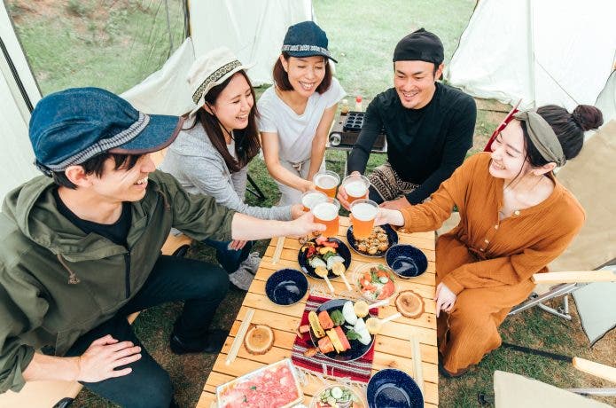 バーベキューで乾杯する団体
