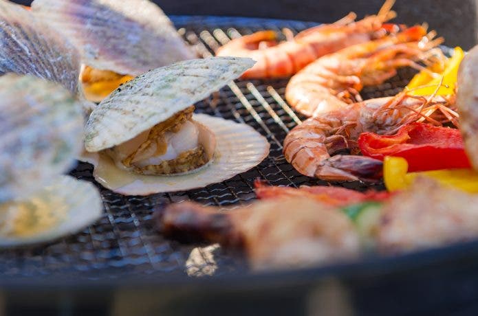 バーベキューで海鮮を焼く