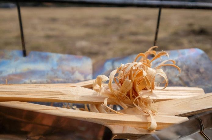 針葉樹の薪で作ったフェザースティック