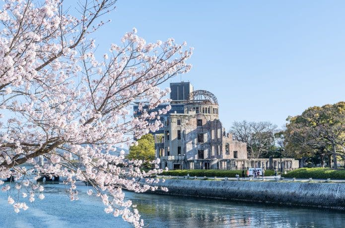 原爆ドームと桜