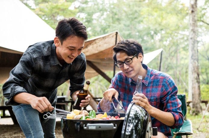 BBQを楽しむ男性2人