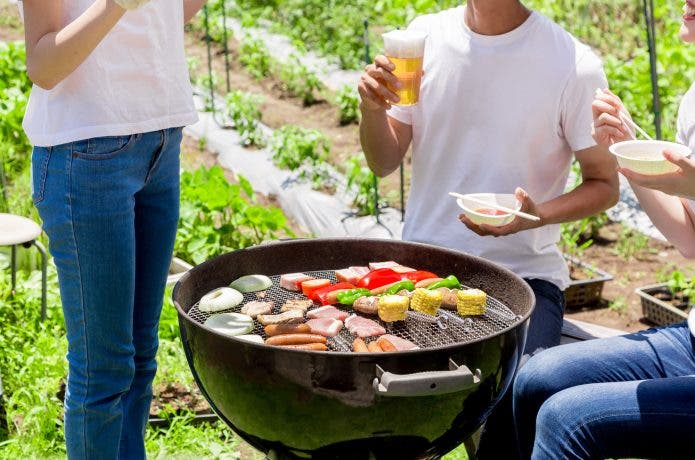 BBQを楽しんでいる人たち