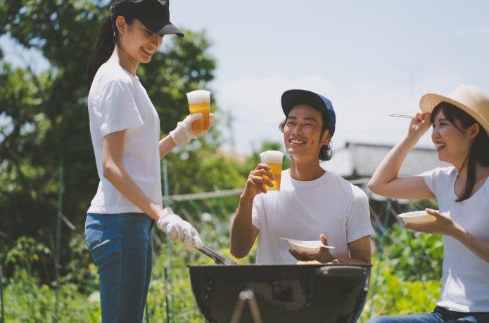 BBQを楽しむ男女