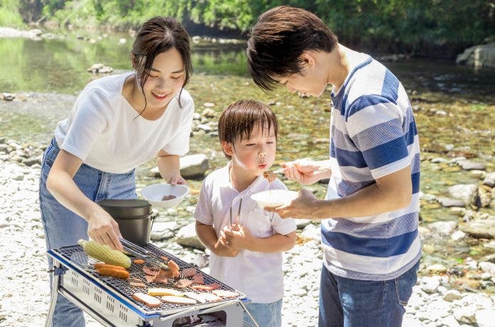 子どもにBBQを食べさせる